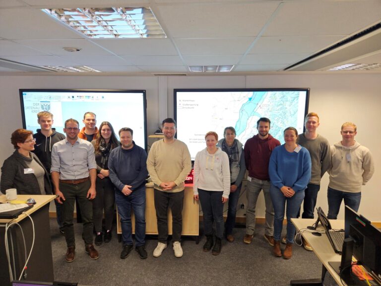 Studierende und Lehrende des Studiengangs Führung in der Gefahrenabwehr und im Krisenmanagement bei einer praxisnahen Stabsübung an der Bundesakademie für Bevölkerungsschutz und Zivile Verteidigung.