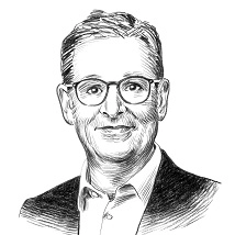Detailreiche Schwarz-weiß-Illustration eines Mannes mit kurzer Frisur und Brille. Die Zeichnung zeigt ihn frontal mit freundlichem Gesichtsausdruck, bekleidet mit Hemd und Sakko, im Stil einer klassischen Porträtskizze.