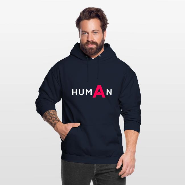 Mann trägt einen dunkelblauen Hoodie mit dem Schriftzug "HUMAN", bei dem der Buchstabe "A" in leuchtendem Pink hervorgehoben ist.