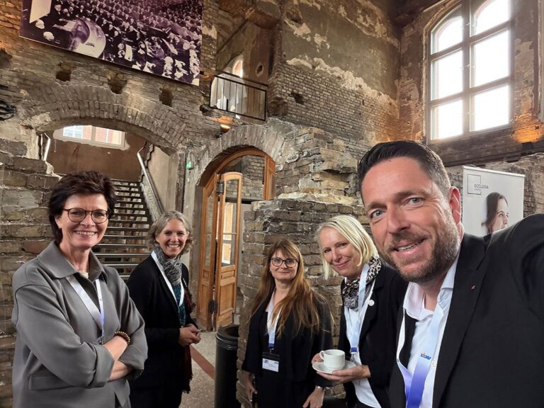 Fünf Personen stehen nebeneinander und lächeln in die Kamera. Von links nach rechts: Ines Donner, Christina Körner, Cornelia Kluge, Prof. Dr. Karen Pottkämper und Matthias Becker. Alle tragen Business- bzw. Business-Casual-Kleidung; der Hintergrund zeigt den Veranstaltungsort der DEKV-Mitgliederversammlung.