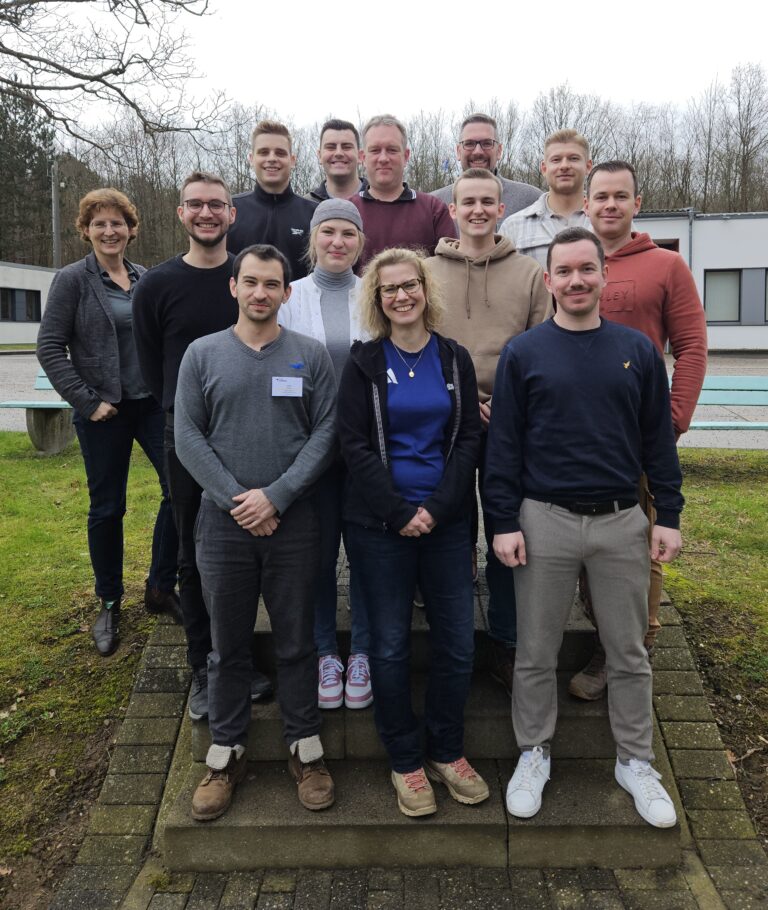 Studierende des Masterstudiengangs Führung in Gefahrenabwehr und Krisenmanagement gemeinsam mit Lehrenden bei einer Übung an der Bundesakademie für Bevölkerungsschutz und Zivile Verteidigung.