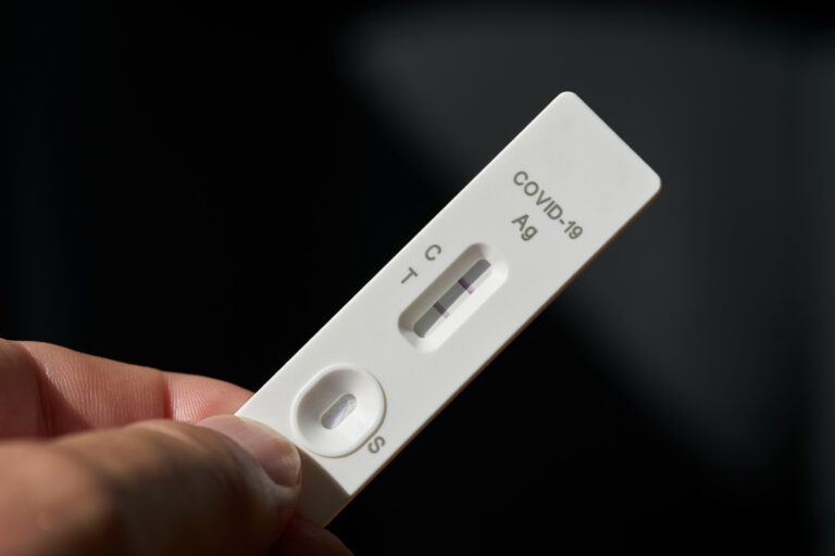 COVID-19-Schnelltest mit positivem Ergebnis (Antigen-Testkassette mit zwei Linien)
